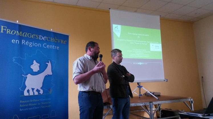 Saint-Christophe-en-Bazelle (Indre), le 3 décembre. Joël Norais et Jean Aubailly présentent le fonctionnement du groupement d’employeurs avec un salarié du service de remplacement de l’Indre.