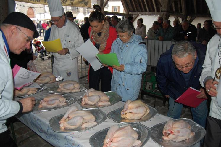 Première étape du concours gastronomique de poulets de ferme cuits à la broche : noter la volaille prête à cuire.