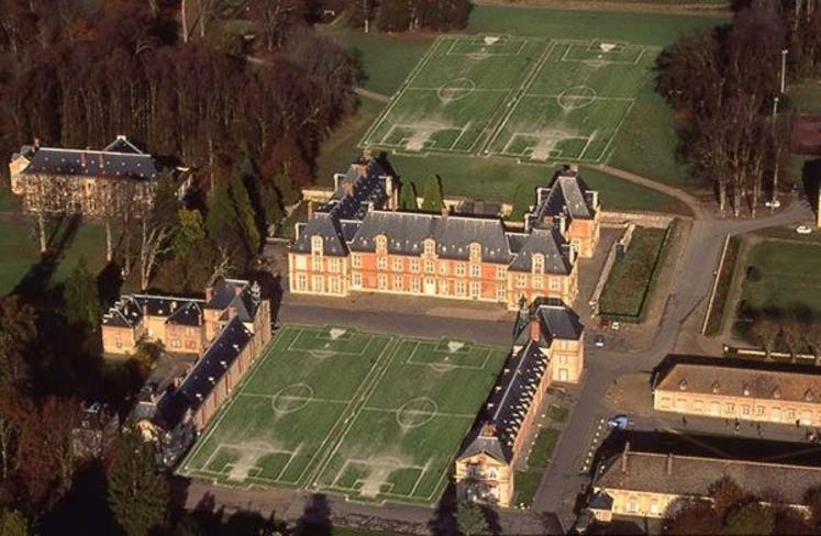 L’association AgroParisTech patrimoine a diffusé ce montage photo pour s’opposer au projet de rachat du domaine de Grignon (Yvelines) par le PSG. L’ensemble de la profession agricole y est aussi fermement opposé.