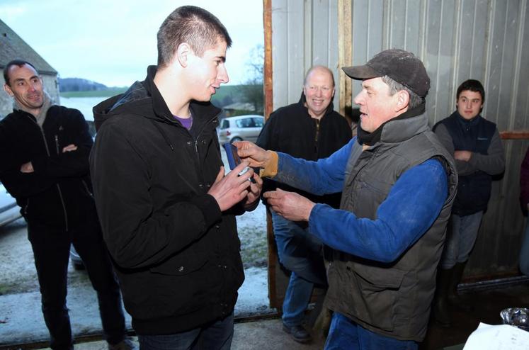 Le 6 janvier, à Marolles-les-Buis. Florian Gautier, vainqueur du concours départemental de jugement de bétail, reçoit sa médaille des mains de l’éleveur Jean-Luc Debray.