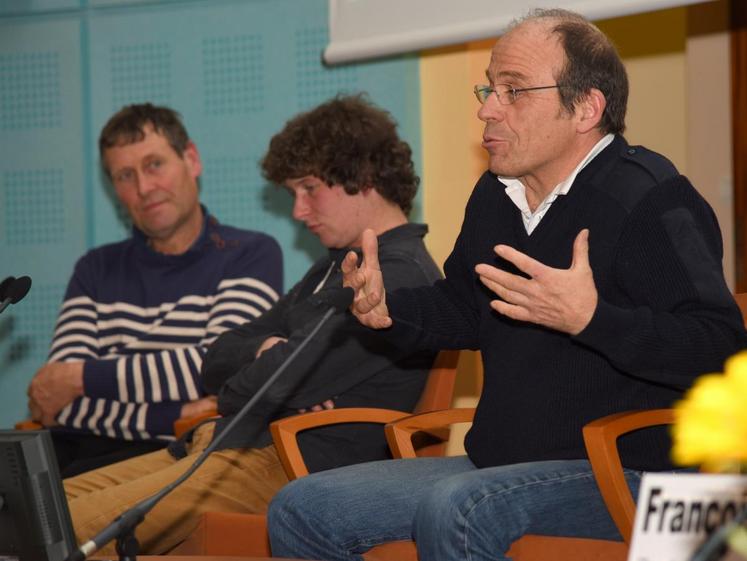 Le 15 janvier, à Chartres. Une bonne part des travaux de l’assemblée générale de Jeunes agriculteurs a été consacrée à une table ronde réunissant une poignée d’agriculteurs innovants, comme Jean-Édouard Jeauneau (à d.).