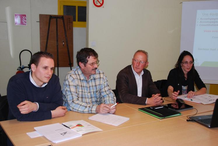 Saint-Pierre-les-Nemours, vendredi 22 janvier. Le président de la commission agronomie et environnement, Christophe De Rycke, et la responsable du pôle éponyme , Milène Grapperon, présentent le déploiement du conseil technique de la chambre d’agriculture aux côtés des techniciens du secteur sud.