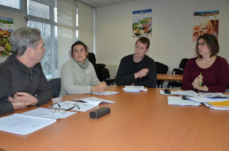 La conseillère technique de la chambre d’Agriculture, Audrey Coulon (à droite), a proposé trois réunions en petit groupe pour les maraîchers bio franciliens.