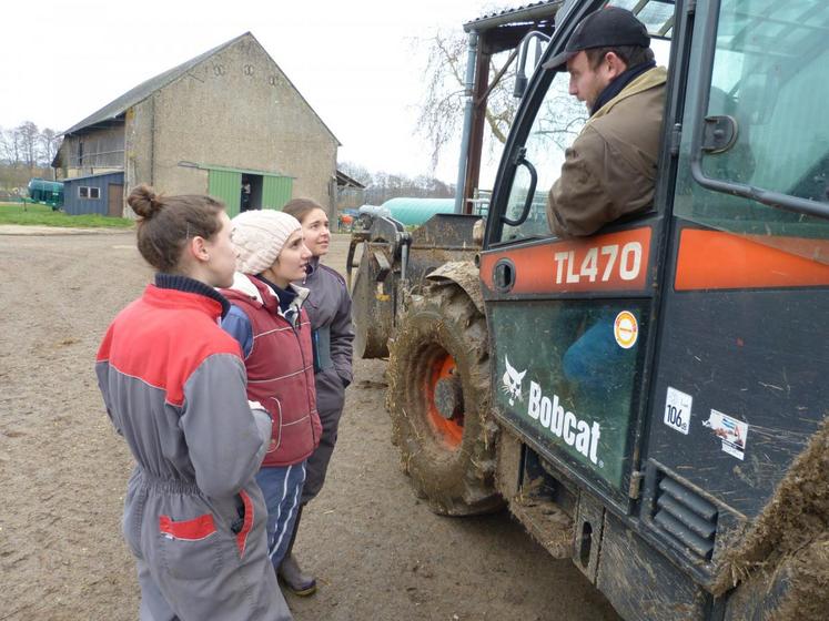 Adeline, Lou et Carla demandent à Michaël, salarié de l’exploitation agricole d’Areines, le travail à faire pour la fin de matinée.
