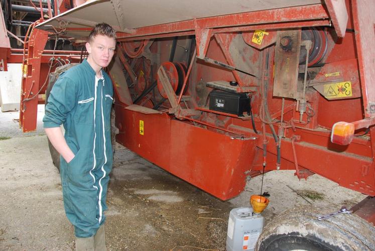Chailly-en-Brie, mardi 2 février. En travaux pratiques de machinisme, Aurélien Racinet réalise la vidange de la moissonneuse-batteuse de l’exploitation. Au préalable, le formateur a rappelé les consignes sur le fonctionnement de la machine et la sécurité.