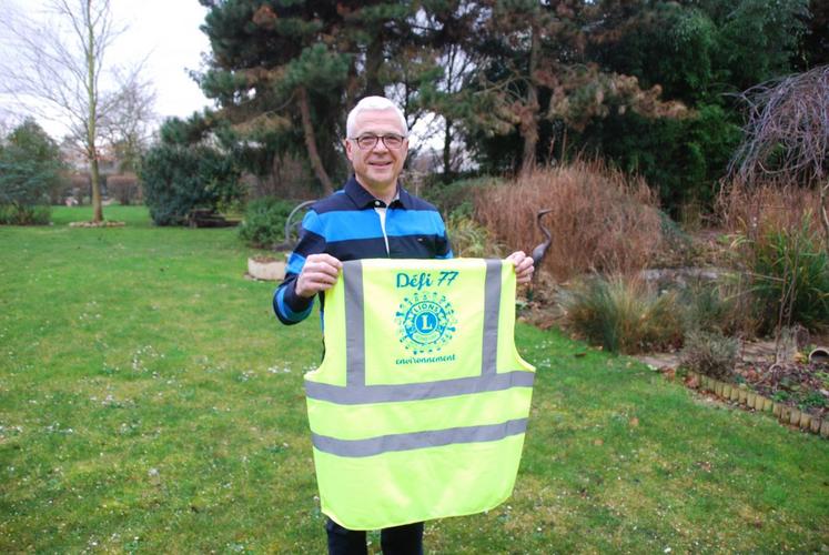 Meaux, jeudi 4 février. Jean-Mary Guerraud avec l’un des gilets réfléchissants à l’effigie du Lions club, destinés aux bénévoles lors du nettoyage des accotements routiers.