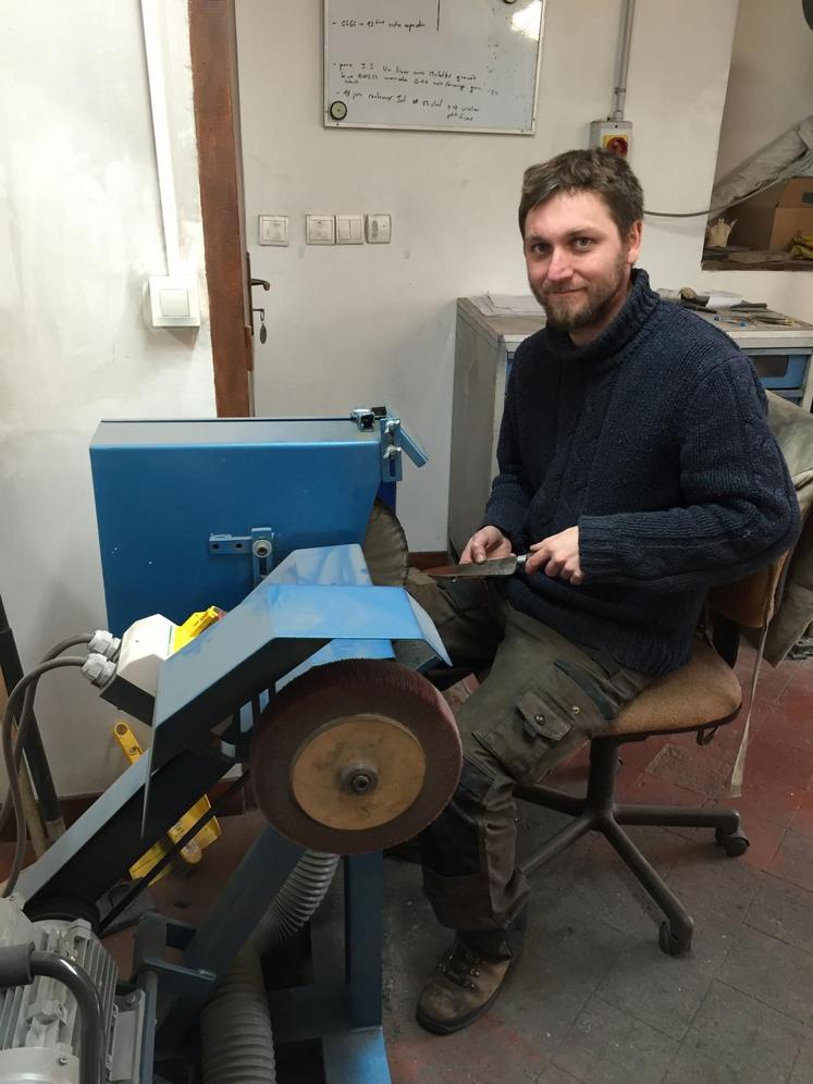 Yann Nominé effectue des travaux de restauration de couteaux, dont parfois de véritables bijoux ayant plusieurs siècles d’existence.