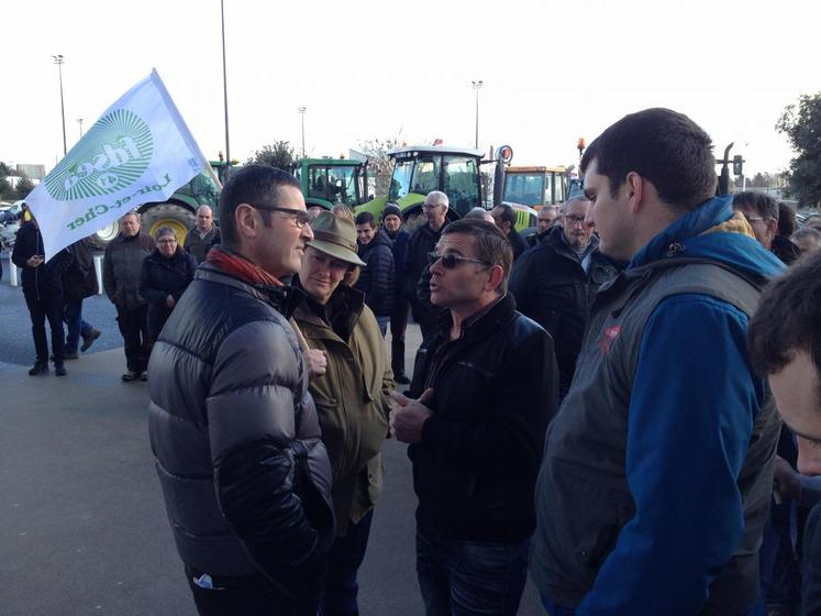 Les responsables des syndicats ont rencontré les directeurs de deux grandes surfaces de l’agglomération de Blois.
