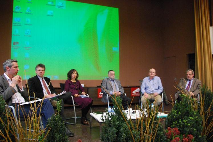 Le Mée-sur-Seine, vendredi 12 février. Les intervenants de la table ronde avec, de gauche à droite : Thibaut Ledermann, Philippe Heusèle (vice-président de Valfrance), Bénédicte Monville-de-Cecco (EELV), Thierry Bontour (président de la chambre d’Agriculture), Marc Lesty (président de l’Établissement régional de l’élevage) et Jean-François Isambert (secrétaire général de l’AGPB).