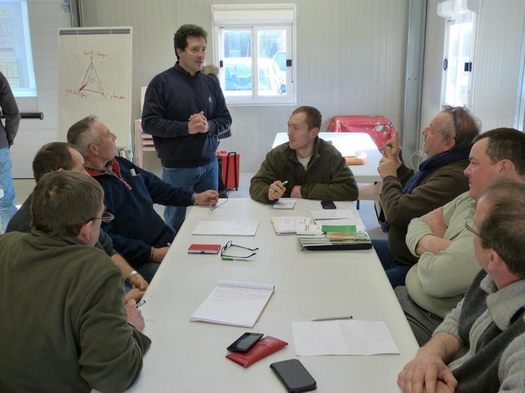 Le 19 février, à Saint-Firmin. Lors d’un travail du groupe TCI, des agriculteurs interrogent Frédéric Prégeant sur son matériel.
