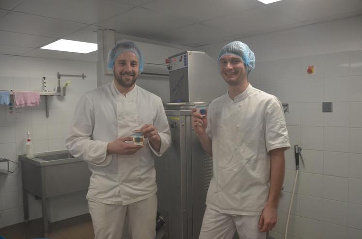 Bouafle (Yvelines), le 23 février. Benoît (à droite) et Maximilien ont lancé leur entreprise de fabrication de yaourts grecs avec du lait local en novembre 2014. Ils seront présents au Salon de l’agriculture.