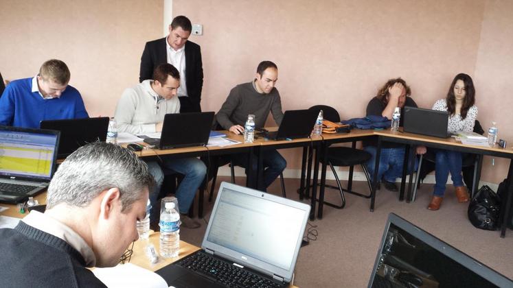 Le 22 février, à La Chaussée-Saint-Victor. Six jeunes agriculteurs ont participé à la formation sur les coûts de production proposée par Jeunes agriculteurs.