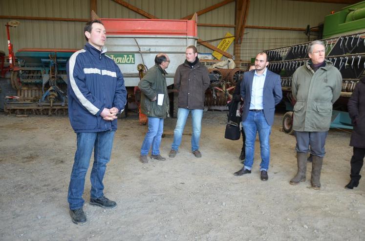 Guerville (Yvelines), le 25 février. La visite agricole du préfet des Yvelines Serge Morvan a débuté chez le Jeune agriculteur Denis Petit.