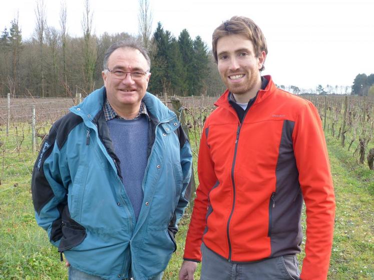 Michel Gendrier (à g.) et son fils Alexandre conduisent leur vignoble en agriculture biologique et biodynamique.