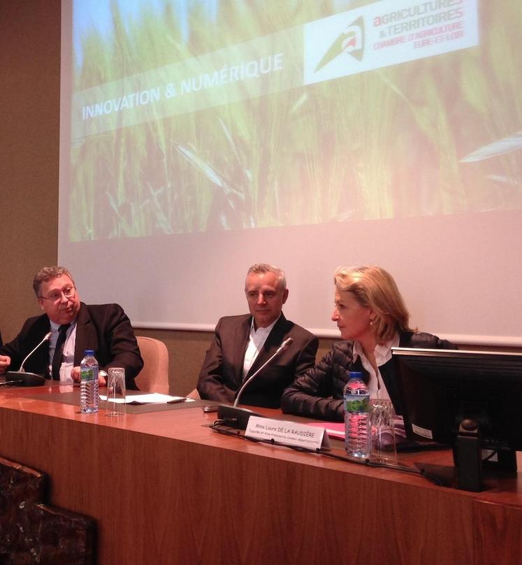 Le 29 février, à Chartres. Lors de la session de la chambre d’Agriculture, Éric Thirouin (président de la chambre), Didier Allaire (président d’Objenious) et Laure de la Raudière (vice-présidente du conseil départemental) ont présenté le réseau LoRa et ses applications.