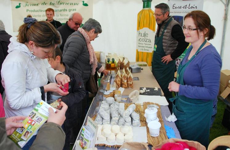 Laure Poirier (à d.) a obtenu trois médailles au dernier Concours général agricole pour ses fromages de chèvre qu’elle produit sur sa ferme des Louvières à Mézières-en-Drouais.