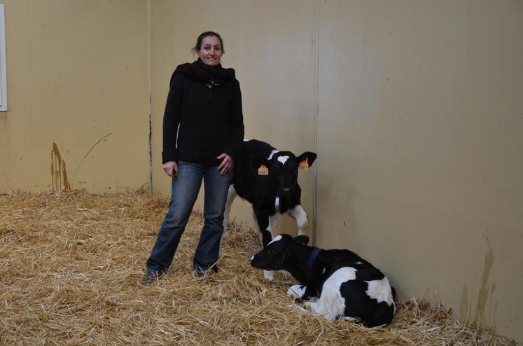 Haravilliers (Val-d’Oise), le 14 mars. Éleveuse de vaches laitières, Pascale Ferry espère que son exploitation sortira la tête de l’eau pour que ses dernières-nées deviennent un jour des vaches laitières.