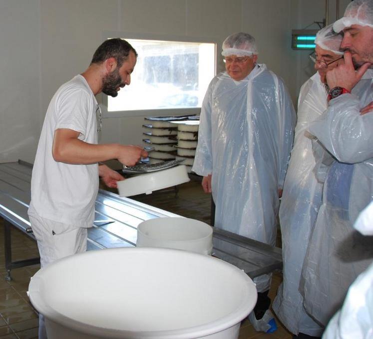 Le responsable de la fromagerie des Trente-arpents, à Favières, réalise une démonstration à l’aide de la pelle à brie devant des agriculteurs.
(ARCHIVE)