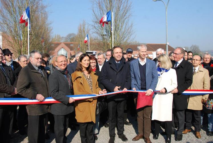 Coulommiers, vendredi 18 mars. Le député-maire de Haute-Marne et ancien ministre Luc Châtel coupe le ruban inaugural de la quarante-neuvième édition de la Foire aux fromages et aux vins de Coulommiers. C’est parti pour quatre jours de festivités.