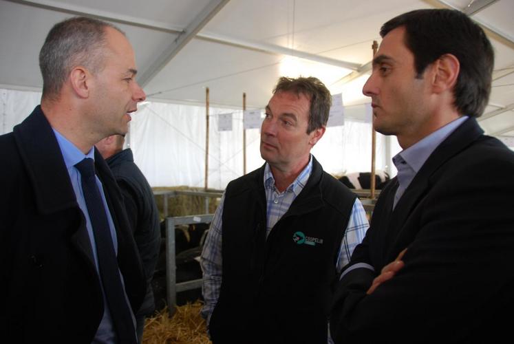 Arnaud Rousseau, président de la FDSEA 77, et Nicolas Dalmard, président de la coopérative  Coop.EL.IA, échangent avec le maire de La Ferté-sous-Jouarre, Ugo Pezzetta.