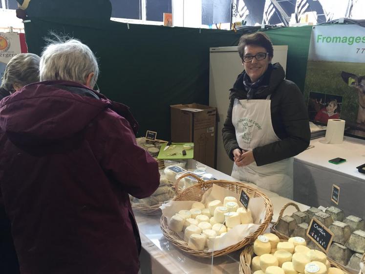 Mathilde Reygrobellet propose les fromages de chèvre Moret produits sur la ferme de La Vallière. La production a repris depuis quelques semaines. 