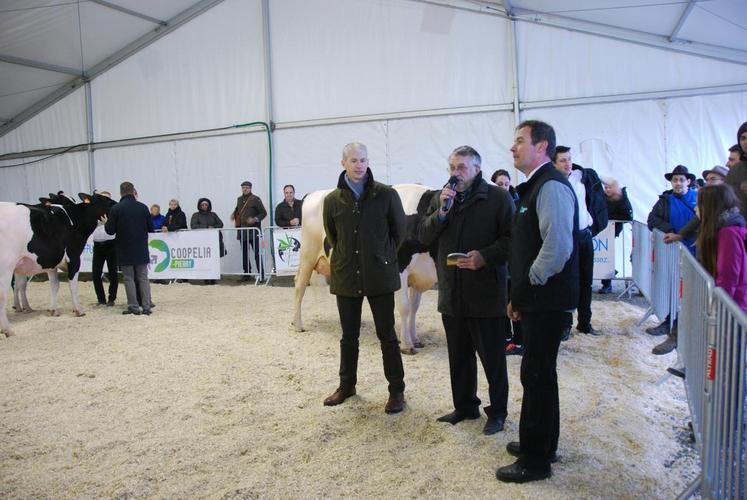 Le président de la chambre d’Agriculture Thierry Bontour a remis les prix dans la catégorie grande championne adulte.