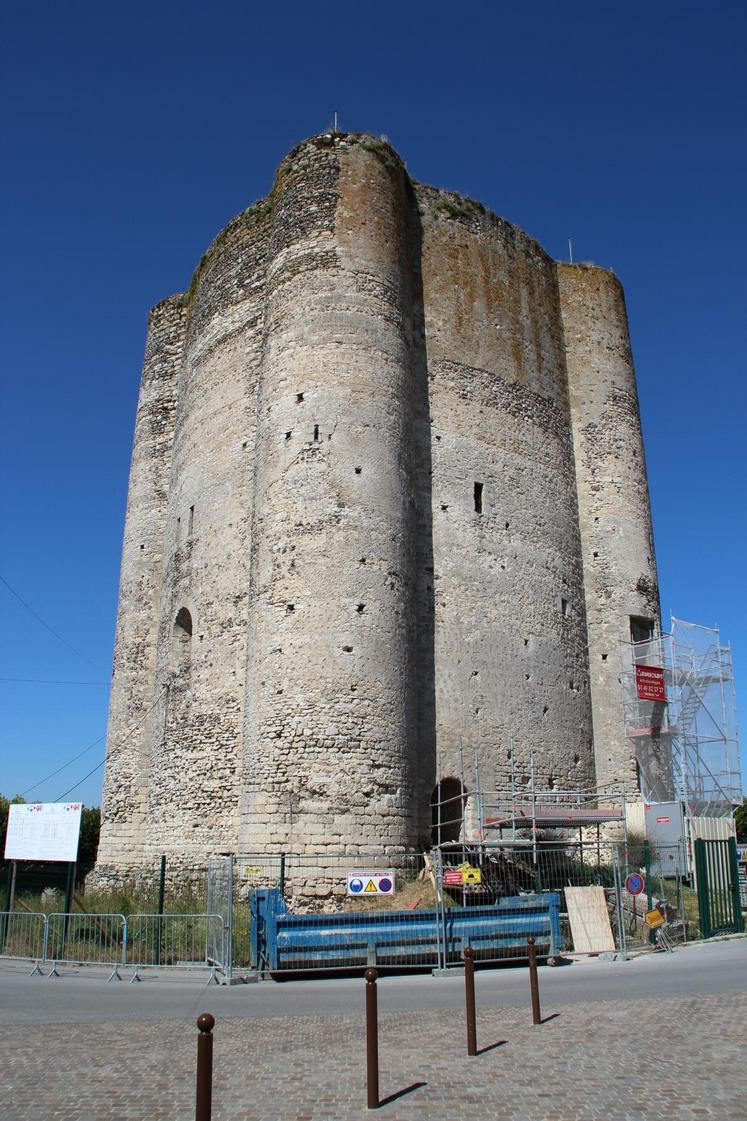 L’œuvre de paille des JA représente l’emblématique donjon de Houdan, entièrement rénové, qui sera inauguré le 9 avril.