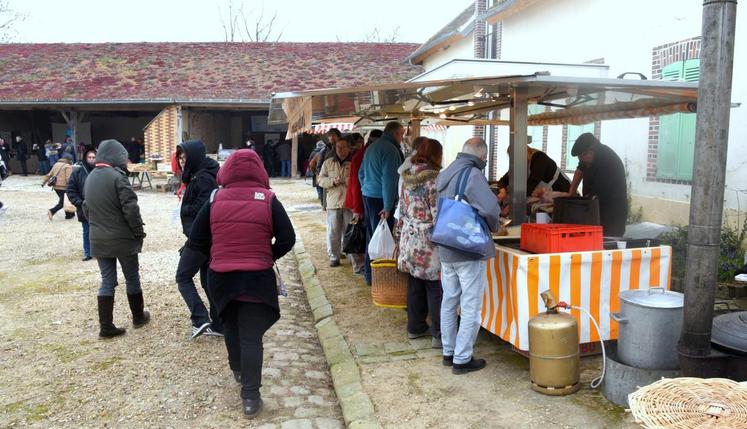 Le 19 mars, à Broué. Les frères Pelletier ont invité une quinzaine de producteurs locaux pour leur journée « Du champs à l’assiette », organisée sur leur ferme d’Orvilliers.