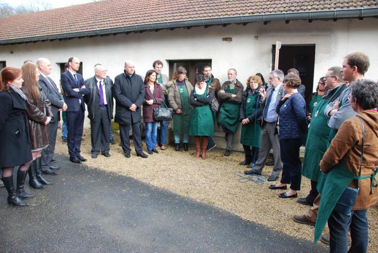 Melun, vendredi 25 mars. Thierry Bontour et Bénédicte Fournier, entourés des producteurs, profitent de l’inauguration pour présenter aux élus le principe du drive fermier.