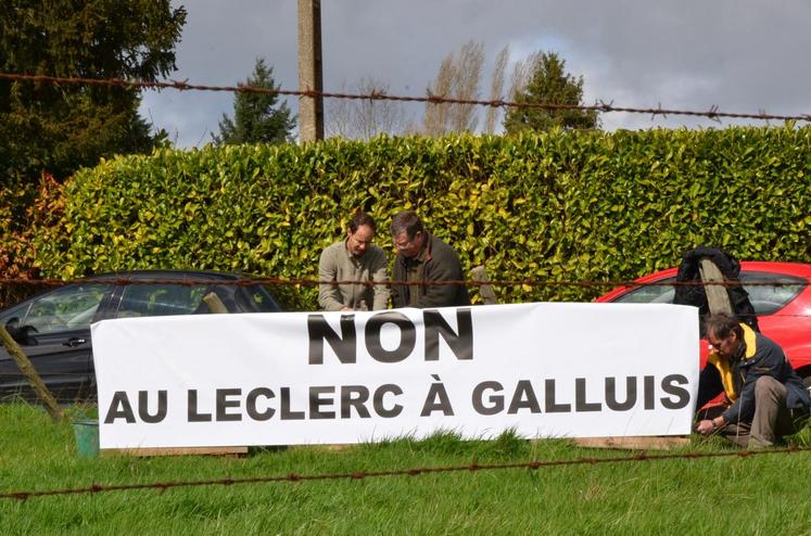 D’autres banderoles ont également été installées dans les champs aux entrées du village de Galluis.