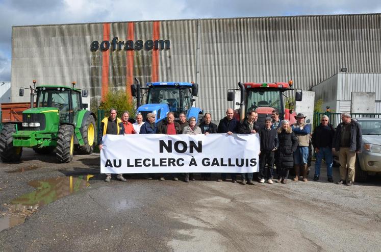 Galluis (Yvelines), le 4 avril. Les agriculteurs ont manifesté leur opposition à l’implantation d’un Leclerc sur le site de la Sofrasem, jouxtant le silo agricole.