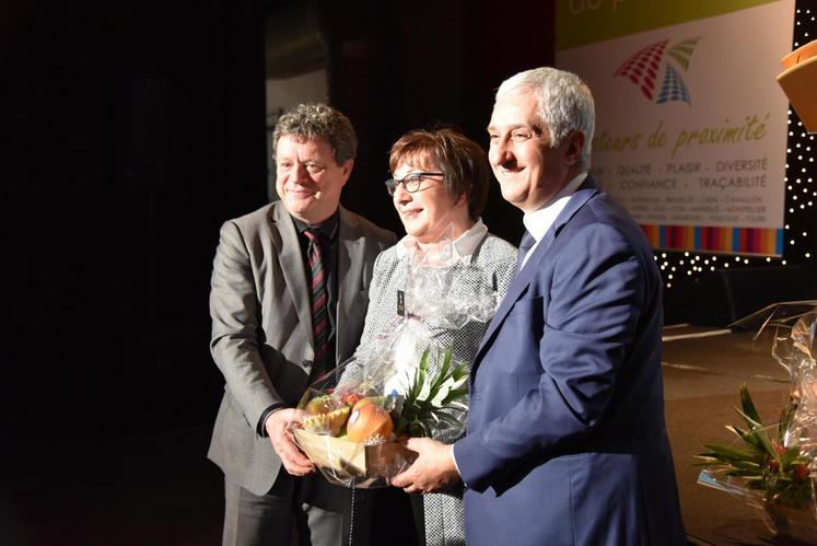 Rungis, jeudi 7 avril. Le président de la fédération des marchés de gros de France, Jean-Jacques Bolzan, et le président du Min de Rungis, entourent la secrétaire d’Etat au commerce et à l’artisanat, Martine Pinville.