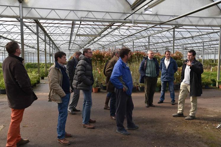 Crisenoy, vendredi 8 avril. Emmanuel Croux, pépiniériste, fait découvrir son activité aux présidents des cantons FDSEA de l’ouest seine-et-marnais.