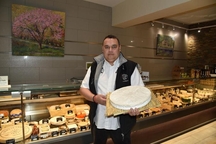 La vitrine de la fromagerie de Laurente Beaufort regorge de saveurs laitières variées même si le brie y conserve une place de choix.