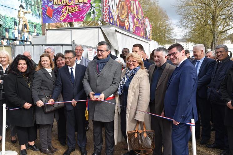 Montereau-Fault-Yonne, vendredi 15 avril. Yves Jégo coupe le ruban inaugural de la foire de la Saint-Parfait au son de la fanfare locale.