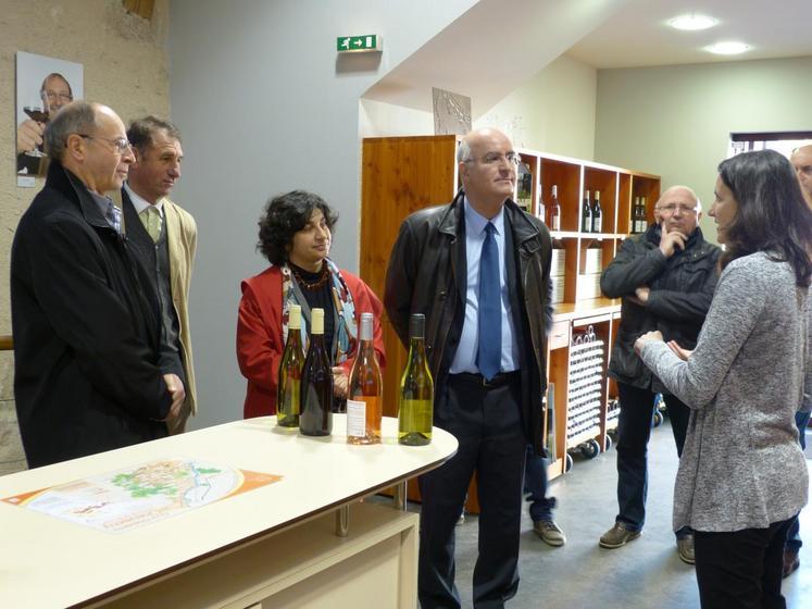 La Maison des vins ainsi que le vignoble des AOC Cheverny et Cour-Cheverny ont été présentés au préfet de région.