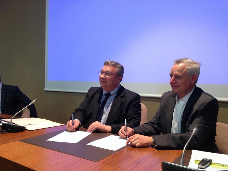 Eric Thirouin, président de la chambre d’Agriculture et Stéphane Allaire, président d’Objenious, ont signé une convention de partenariat.
