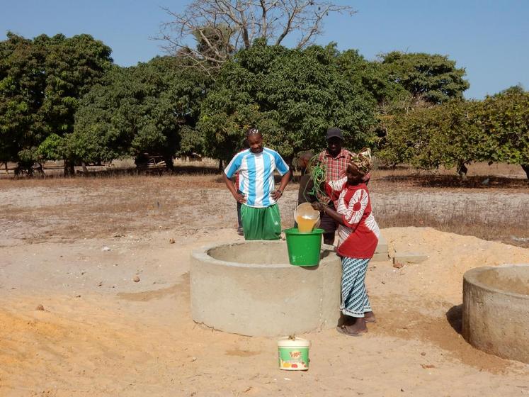 Vindoye (Sénégal), ce puits va permettre d’installer une chèvrerie de cinquante têtes avec un bouc améliorateur… Les femmes sont aussi très satisfaites de pouvoir faire la lessive sur place. 