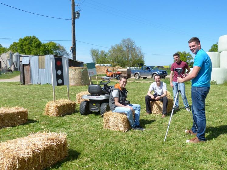 Le 4 mai, aux Hayes. Quatre jeunes du CFA agricole de Montoire ont tourné les premières scènes de leur projet d’initiative et de communication.