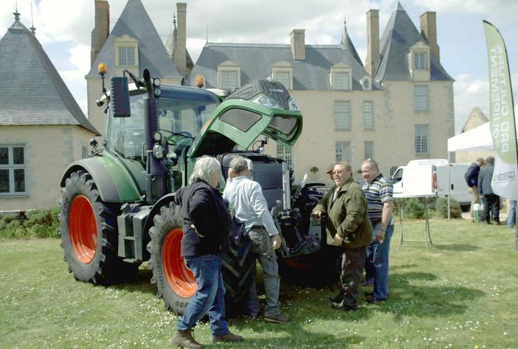 Le 3 mai, à Terminiers. Les agriculteurs du secteur ont eu tout le temps de découvrir la nouvelle gamme de tracteurs Fendt, dans la cours du château de Villepion.