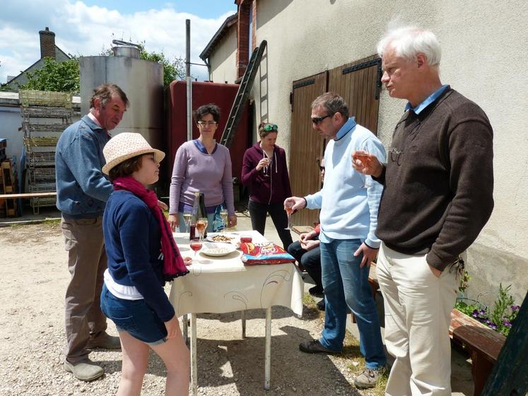 Le 16 mai, à Candé-sur-Beuvron. Les visiteurs allaient et venaient au Domaine Tévenot pour le Pique-nique chez le Vigneron indépendant.