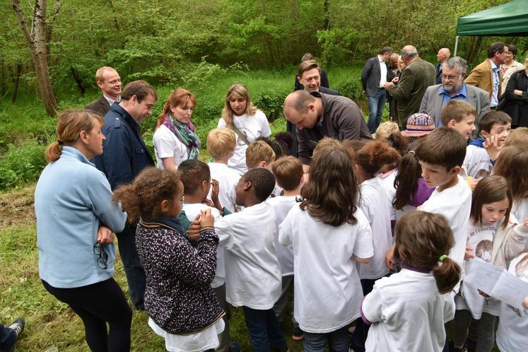 Bréau, lundi 9 mai. Les officiels, parmi lesquels les présidents de la FDC 77 et de la chambre d’Agriculture, Benoit Chevron et Thierry Bontour, la vice-présidente du conseil départemental en chage de l’Environnement, Isoline Milot, et le député-maire, Yves Jego, découvrent l’atelier proposé par la Fédération pour la pêche et la protection du milieu aquatique.