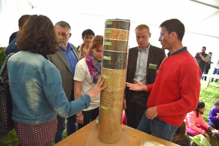 Après les élèves de primaire, Sébastien Dromigny présente le stand l’atelier découverte de l’agriculture aux officiels.