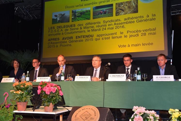 Tribune officielle lors de la partie statutaire avec Charline Corman (trésorière), Arnaud Rousseau (président), Éric Thirouin (membre du bureau FNSEA), Sébastien Dromigny (vice-président) et Olivier George (vice-président).