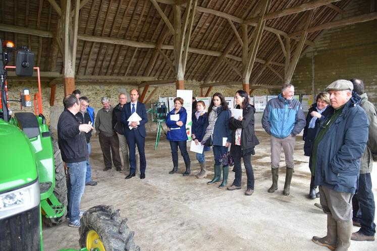 Aubepierre-Ozouer-le-Repos, lundi 30 mai. Yohann Jourdin, coordinateur technique du conseil grandes cultures à la chambre d’Agriculture, présente le matériel d’expérimentation acquis grâce au soutien du conseil départemental.