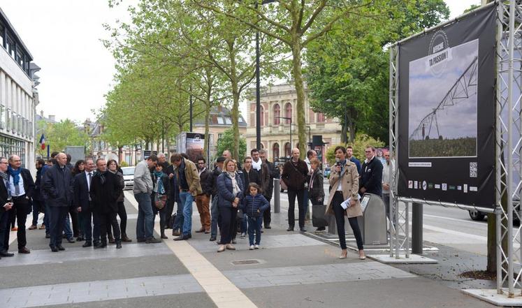 Le 3 juin, à Chartres. La présidente d’Ajir 28, Clémence Gouin (à d.), a présenté avec enthousiasme tous les aspects de la nouvelle campagne de communication « Affiche ta passion ».