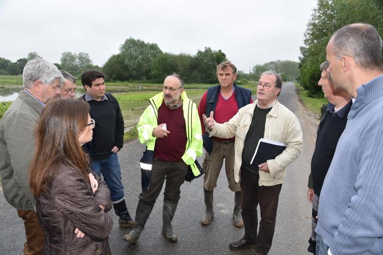Chailly-en-Bière, samedi 4 juin. Représentants de la région et de la DDT sont accueillis par le maire Patrick Gruel dans la plaine de Bière durement touchée par les inondations et la grêle.