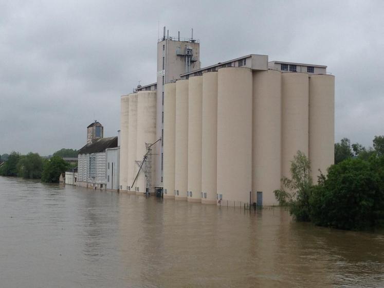 Nemours, jeudi 2 juin. L’eau est montée à 1,30 m dans la cour du silo de la coopérative Terres bocage gâtinais.