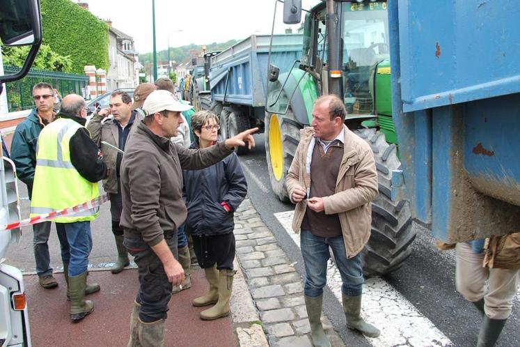 Souppes-sur-Loing, samedi 4 juin. La solidarité s’organise entre habitants, agents de la commune et agriculteurs.