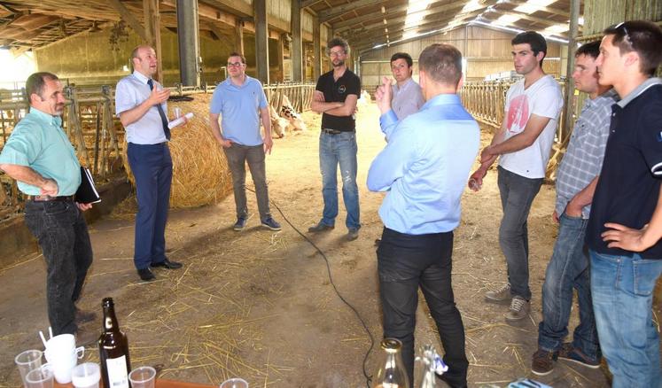Le 7 juin, à Saint-Bomer. Le directeur des Territoires, Sylvain Reverchon, a visité l’exploitation laitière d’Étienne Védie avec Jeunes agriculteurs.